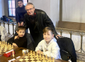 Großmeister Thomas Pähtz mit seinen Schülern Arian Alloussi (7 Jahre alt/SC Kreuzberg) und Moritz Franke (10)