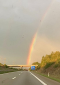 Zur Heimfahrt grüßt ein Regenbogen über der Autobahn